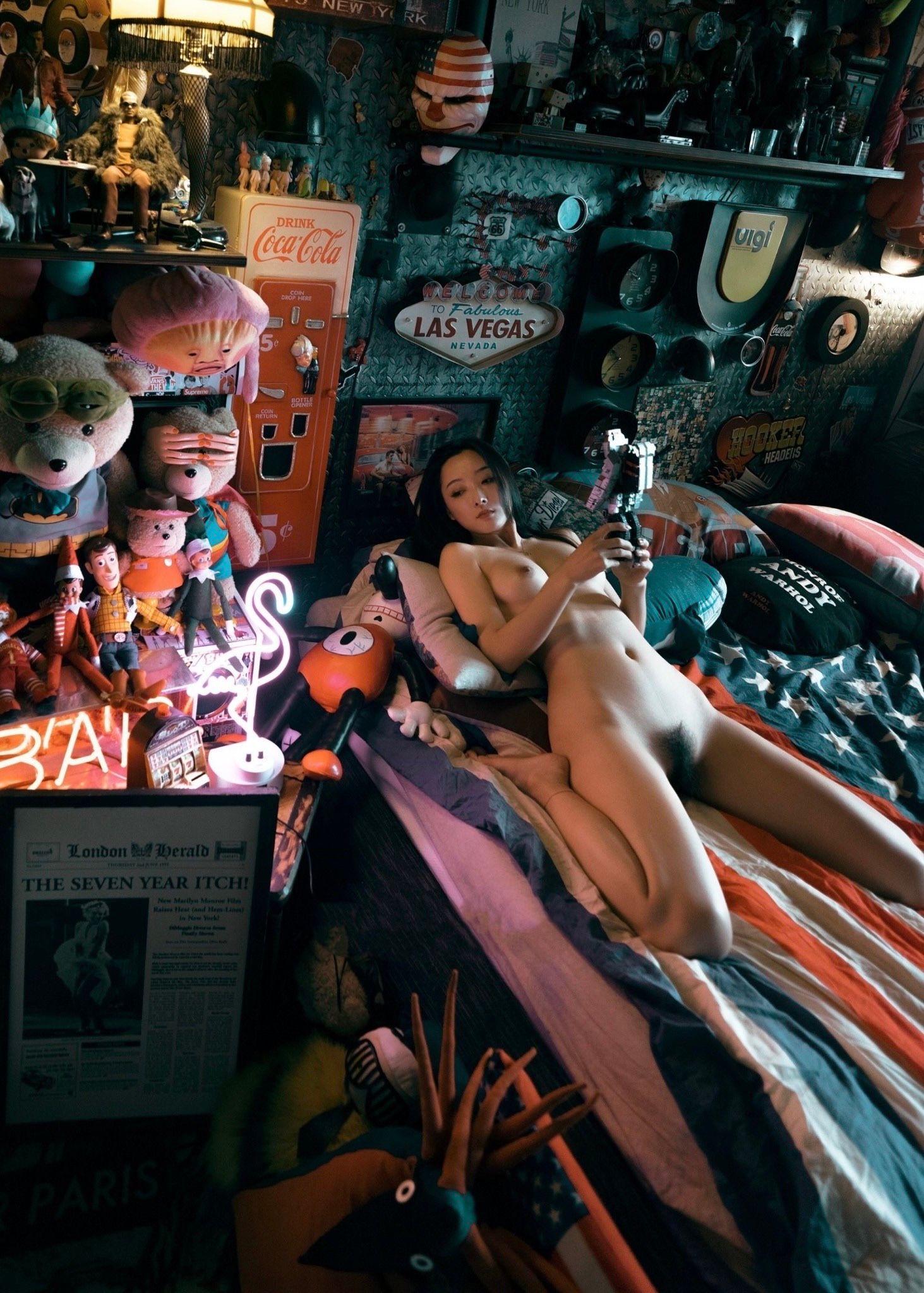 1463x2048, 432 Kb / голая, мохнатка, Мэрилин Монро, игрушка, кровать, постель