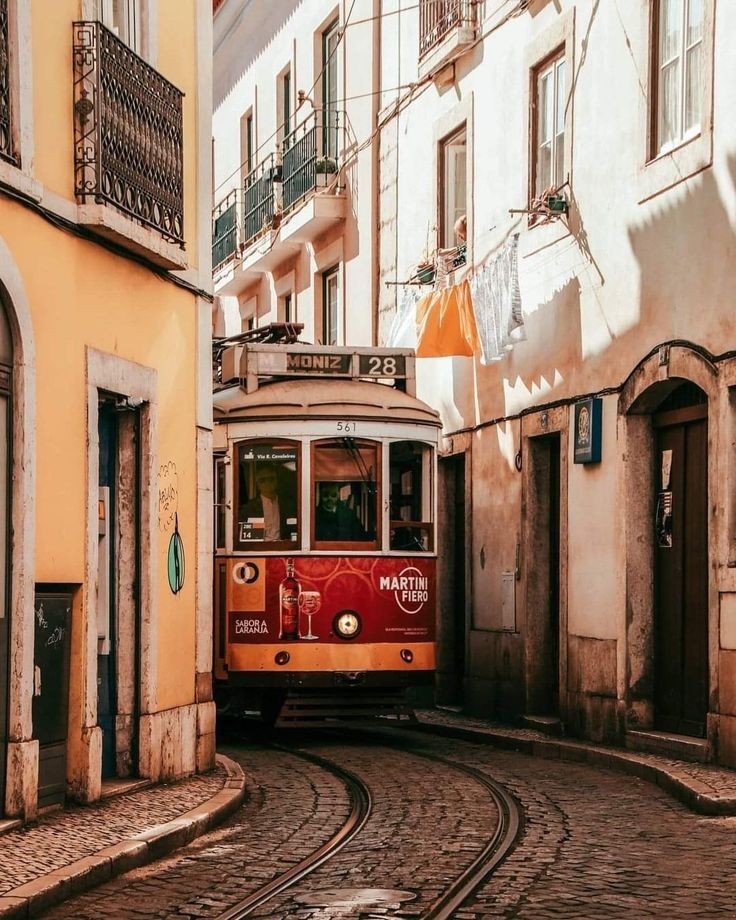 736x920, 173 Kb / трамвай, рельсы, брусчатка, Лиссабон, Португалия