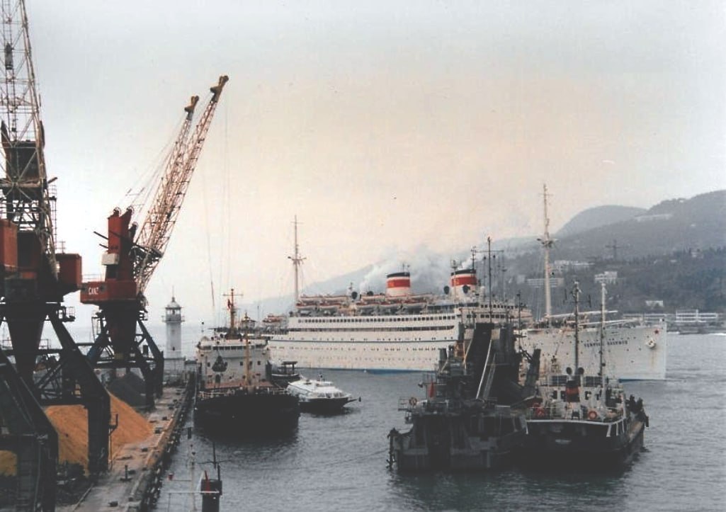 1025x723, 98 Kb / СССР, Адмирал Нахимов, порт, буксир, пароход, корабль, Ялта, Крым, кран