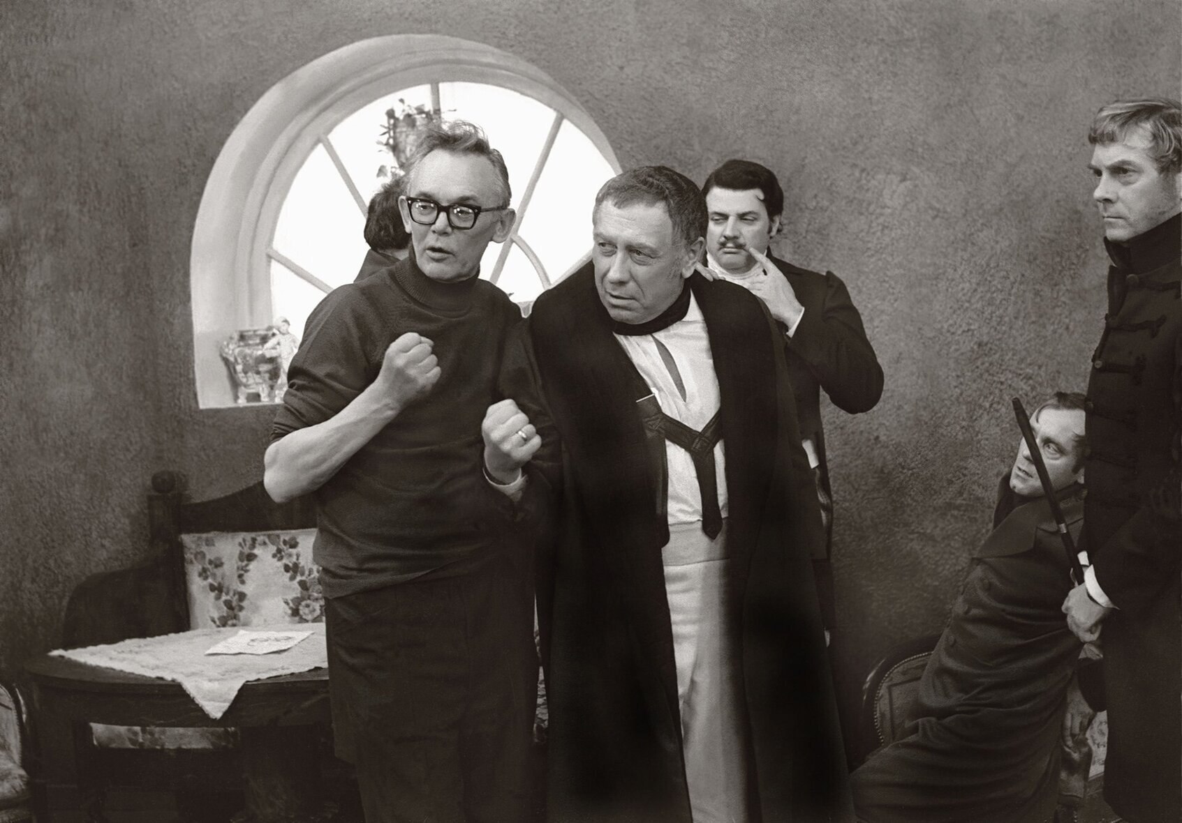 1693x1180, 264 Kb / ч/б, Гайдай, Папанов, Гоголь, ревизор, фрак, СССР, пальто, съемки