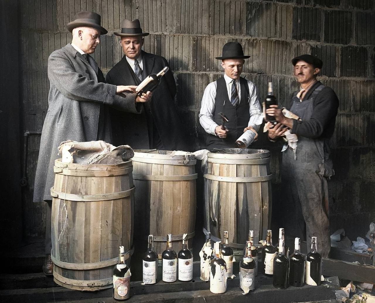 1280x1034, 202 Kb / бочка, бутылка, алкоголь, сухой закон, США, пальто, галстук, шляпа