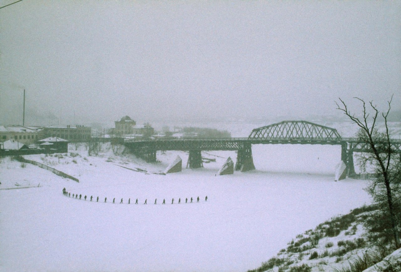 1280x867, 180 Kb / мост, река, Тюмень, физкультура, СССР, лыжник