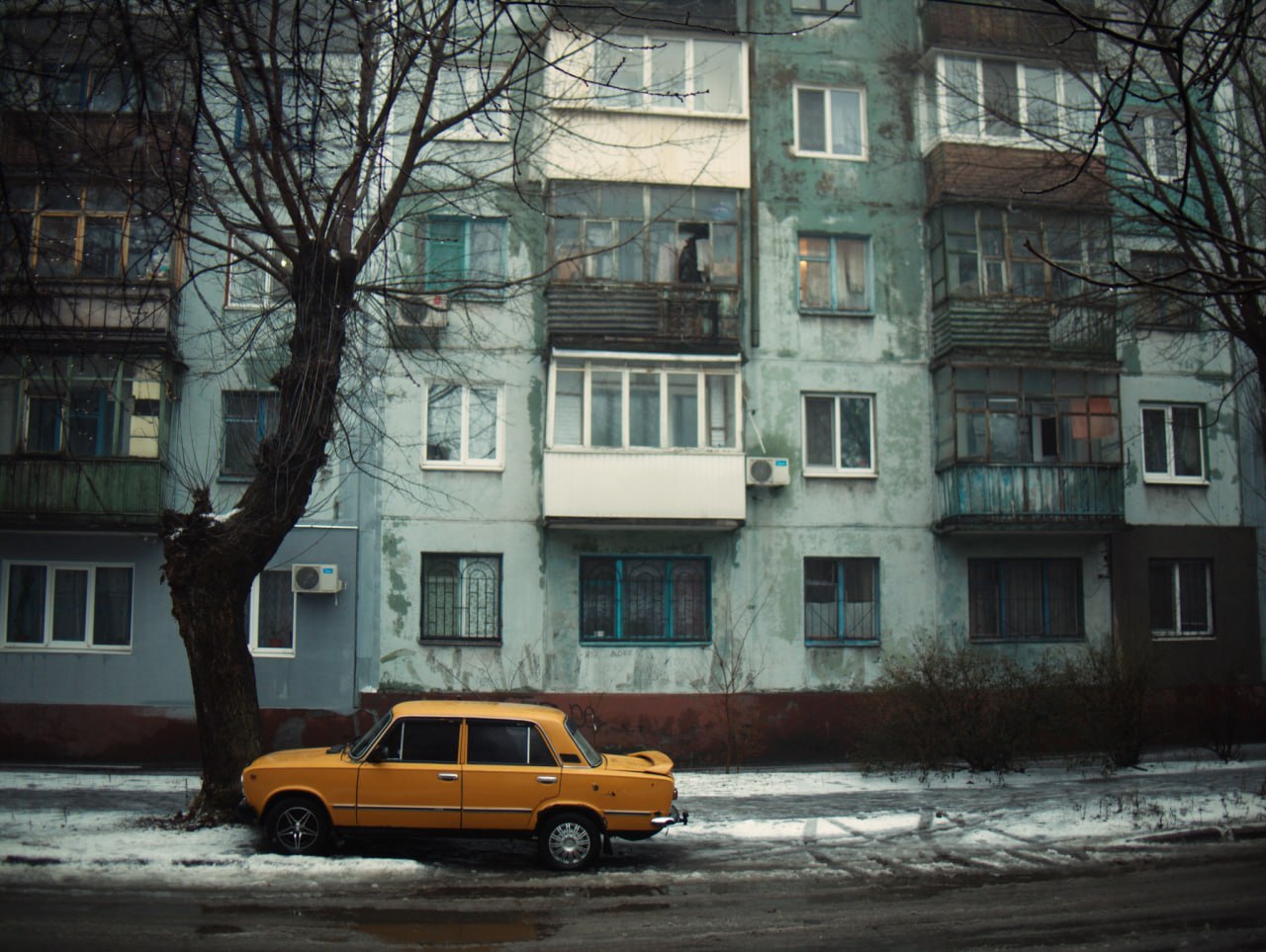 1280x963, 224 Kb / автомобиль, классика, ретро, ваз, панелька, дерево, жигули, балкон, снег