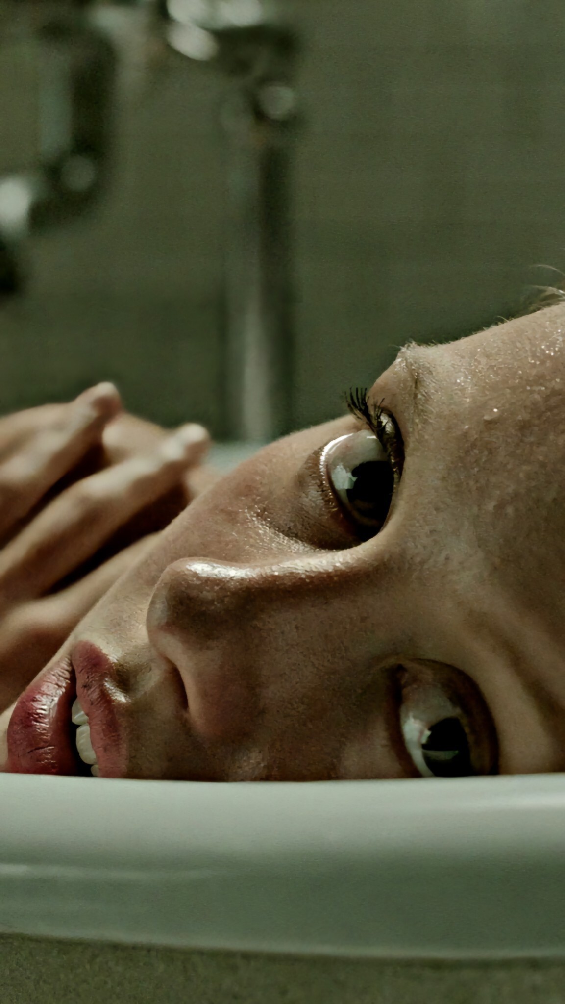 1153x2048, 256 Kb / ванна, мокрая, капли, глаза, лицо