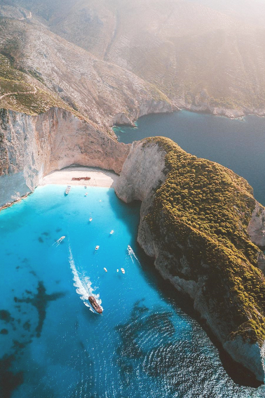 899x1349, 488 Kb / океан, море, берег, пляж, горы, бухта, остов, корабль, Навайо, Греция, катер, лодка