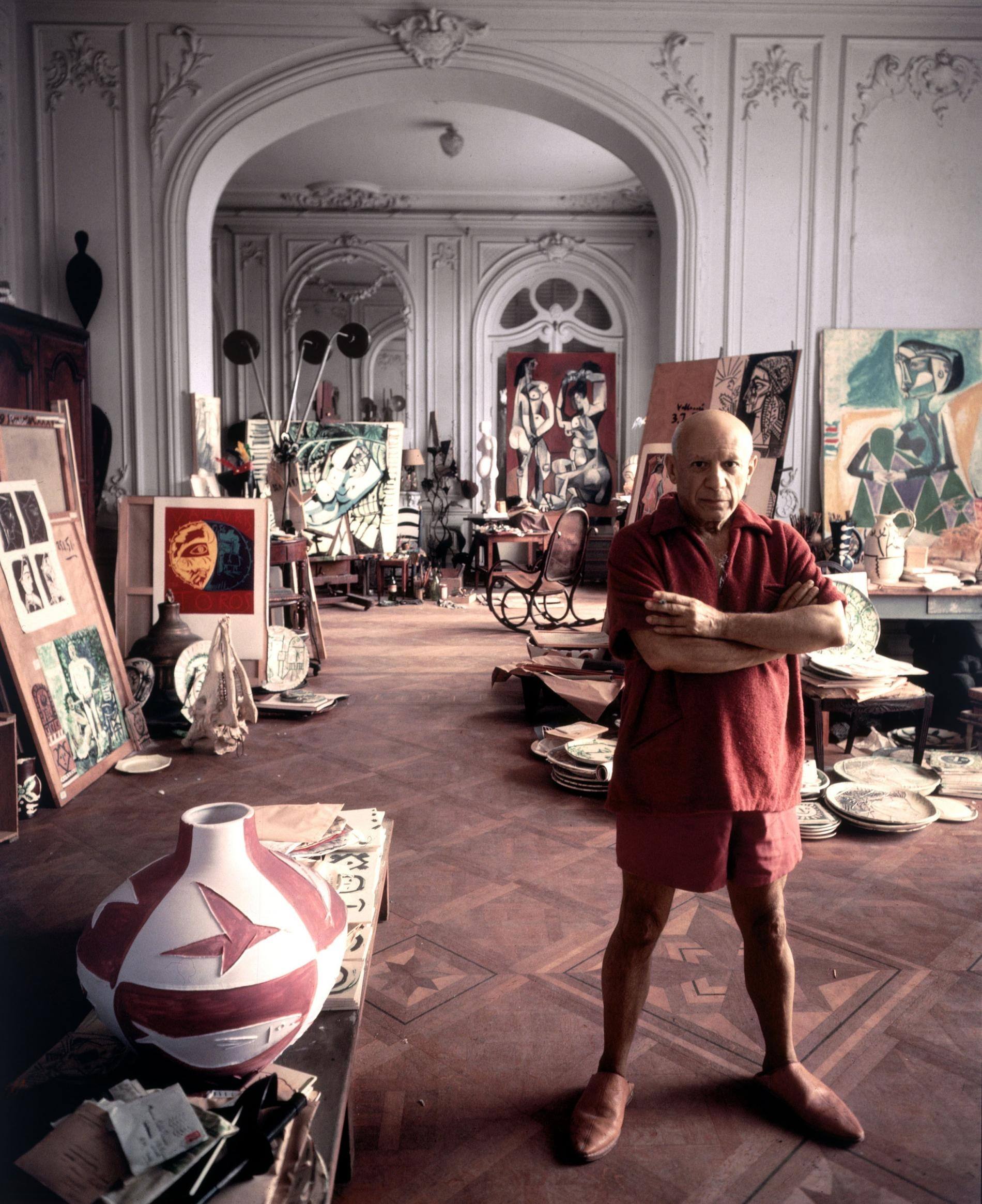 1900x2329, 498 Kb / Пабло Пикассо, картина, художник, шорты, сигарета, мольберт, лепнина, кресло