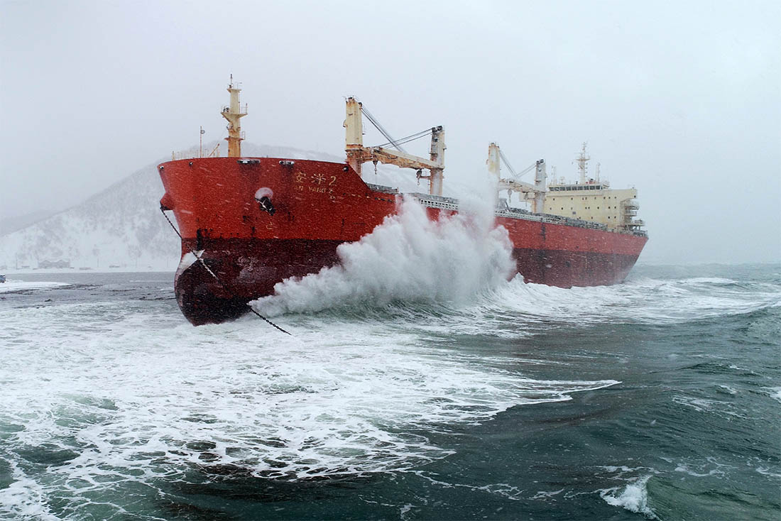 1100x734, 159 Kb / судно, мель, волны, Сахалин