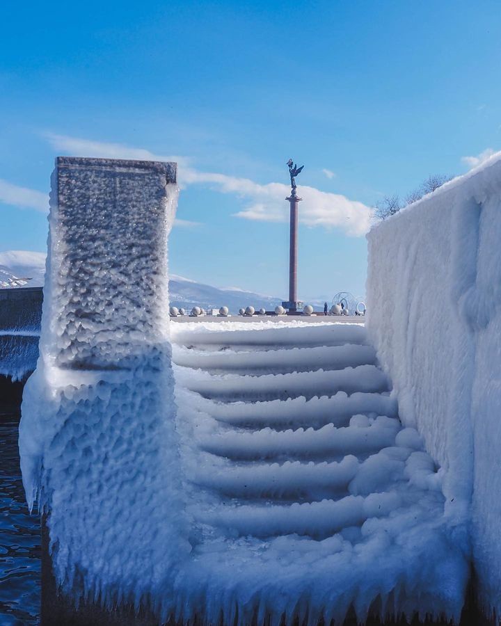 720x900, 146 Kb / мороз, солнце, стела, шары, Новороссийск