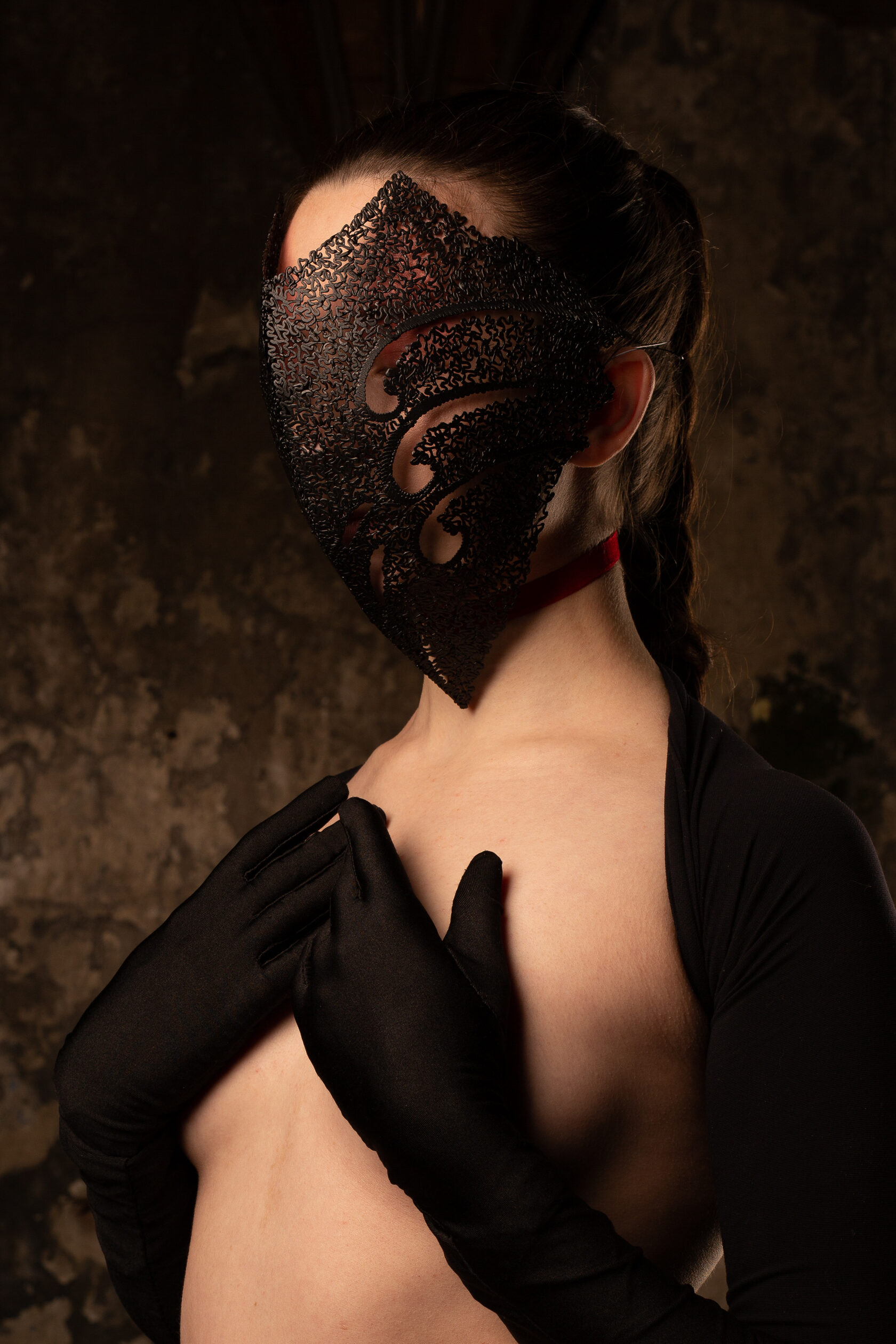 1680x2519, 473 Kb / Маска, чокер, перчатки, черное, коса