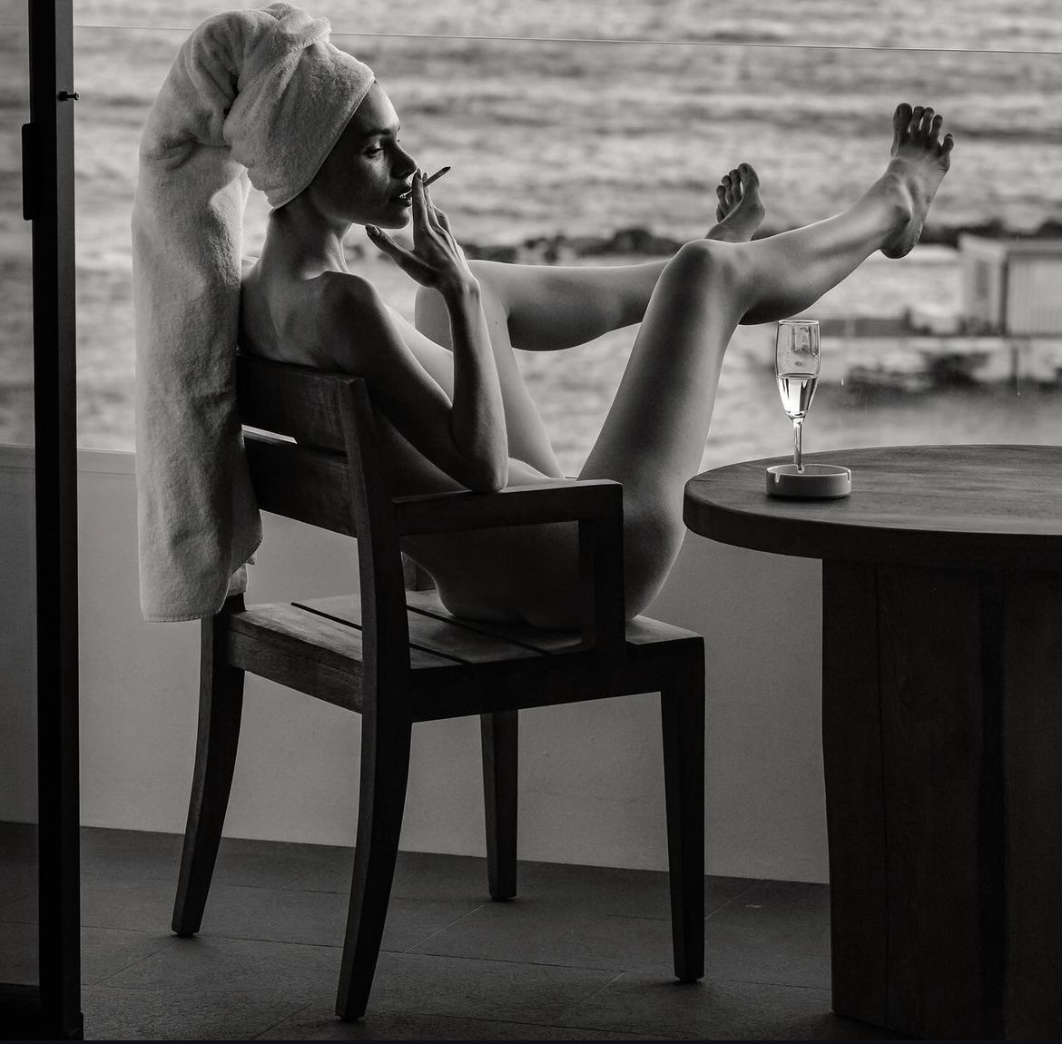 1170x1150, 188 Kb / голая, стул, сигарета, полотенце, стол, бокал, фужер, балкон, ч/б
