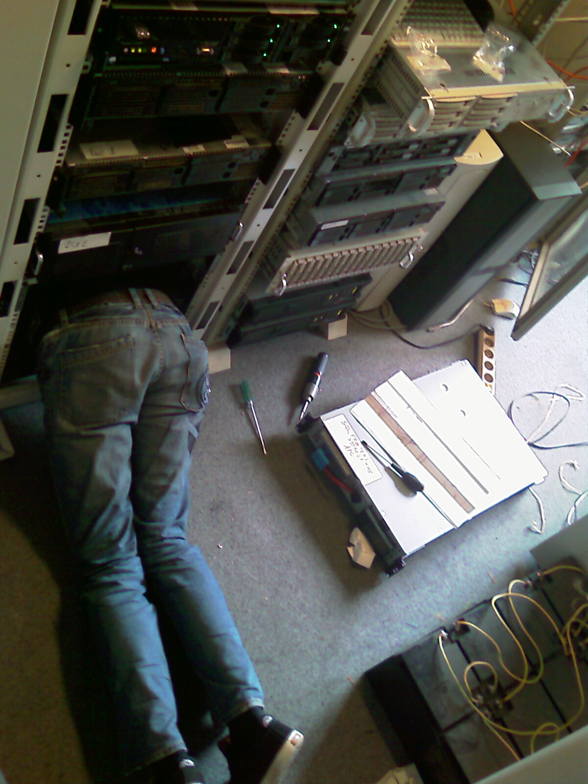 1200x1600, 237 Kb / администратор, админ, сервер, ноги