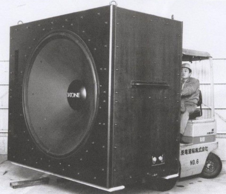 960x825, 93 Kb / Mitsubishi, сабвуфер, колонка, динамик, ч/б