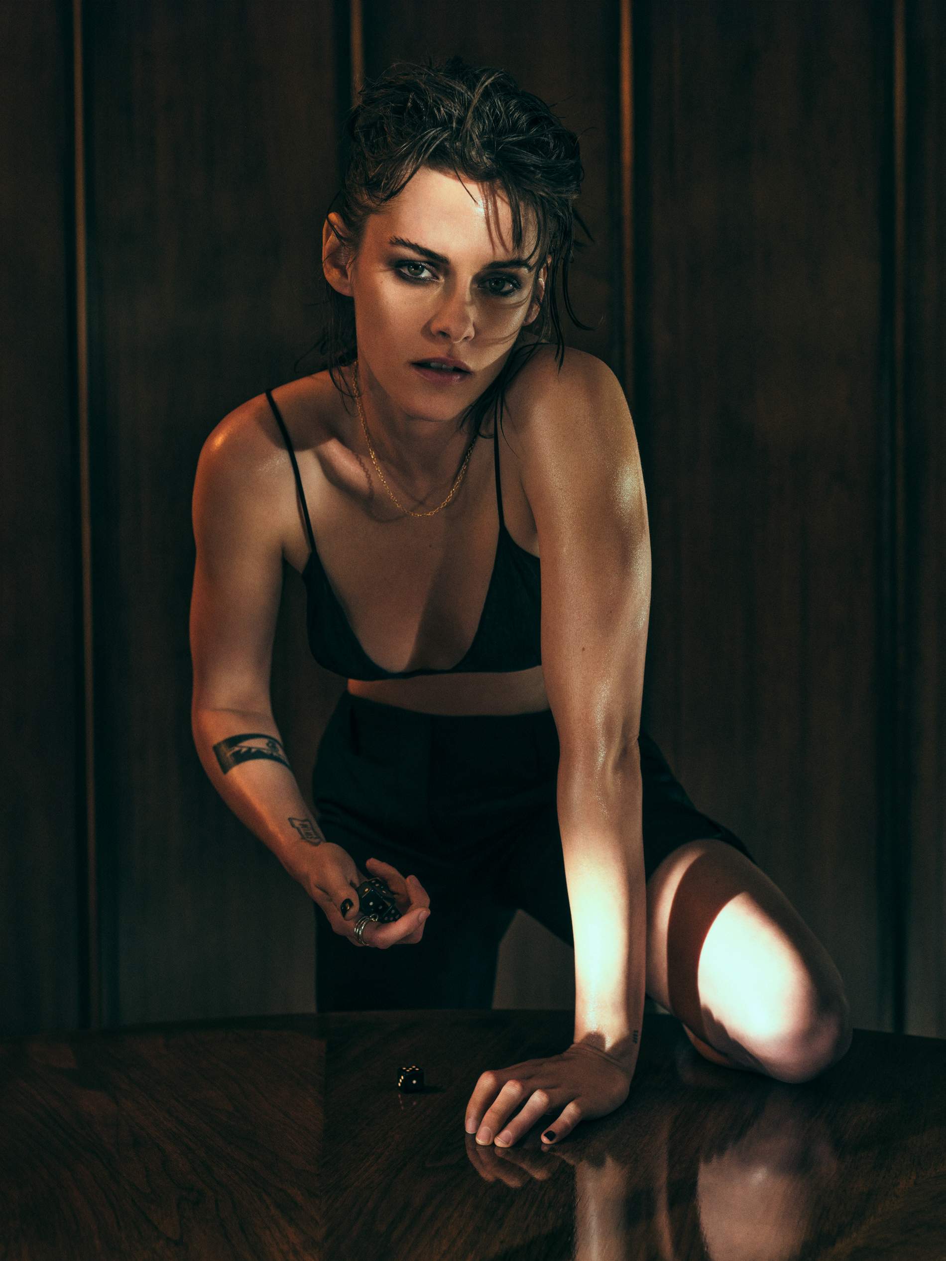 1900x2533, 263 Kb / Kristen Stewart,стол,отражение,кости,зары,тени,чёрное,зелёные