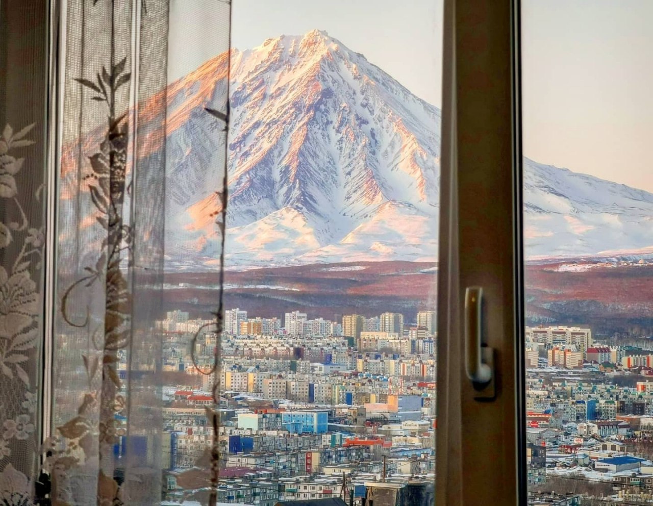 1280x992, 261 Kb / Камчатка, окно, гора, город, шторы, тюль