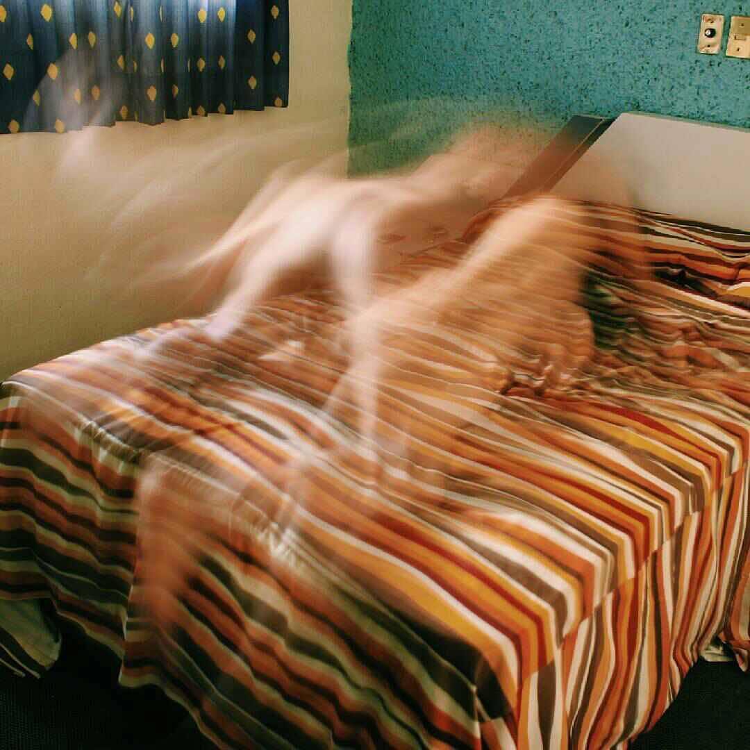 1080x1080, 95 Kb / кровать, привидение