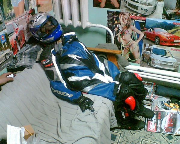 600x480, 120 Kb / постеры, стена, экипировка, диван, батарея, шлем