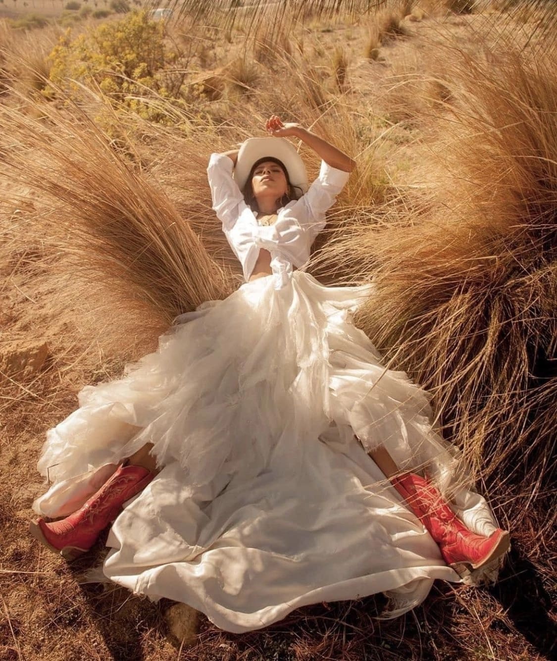 1125x1335, 241 Kb / поле, шляпа, платье, белое, сапоги