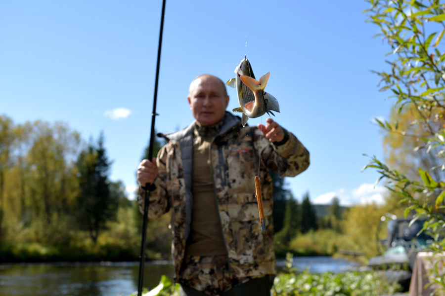 900x600, 339 Kb / Президент Российской Федерации Владимир Владимирович Путин, вода, рыбалка, река, удочка, рыба, улов, профессионал, опыт