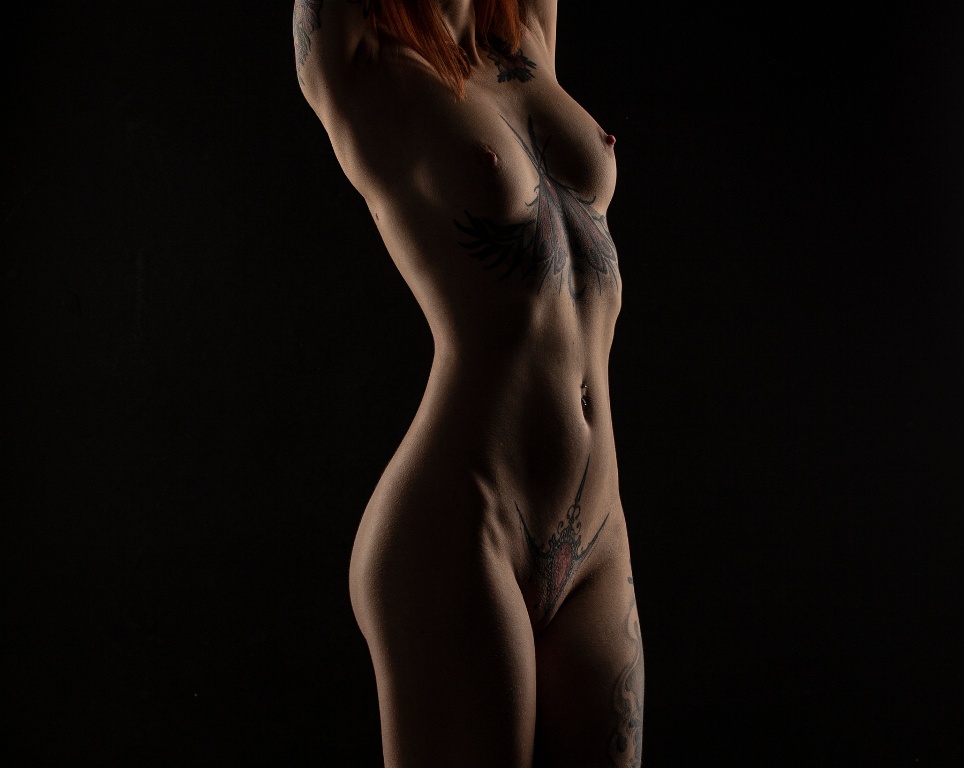 964x768, 140 Kb / фигура, натура, татуировки, рыжая, без головы