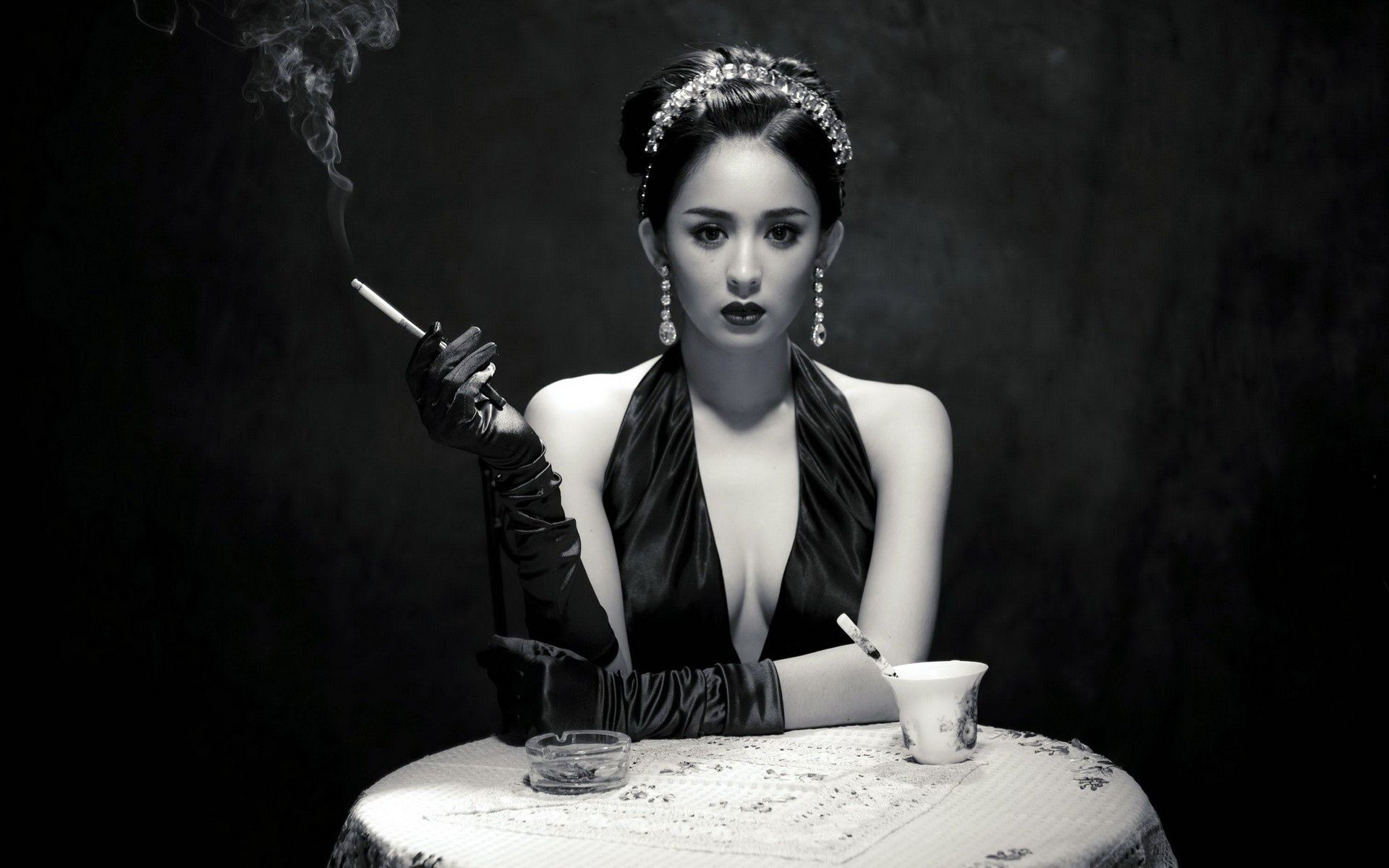 1920x1200, 167 Kb / Фото, ч/б, перчатки, сигарета, чашка, стол, взгляд, украшения, азиатка, Гули Наджа, Guli Nazha