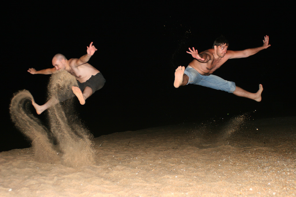 1024x683, 195 Kb / песок,прыжок,ночь