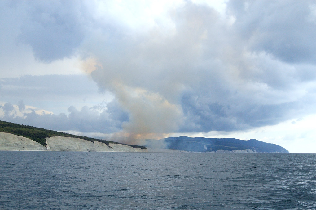 1020x680, 156 Kb / скалы,берег,лес,дым,небо