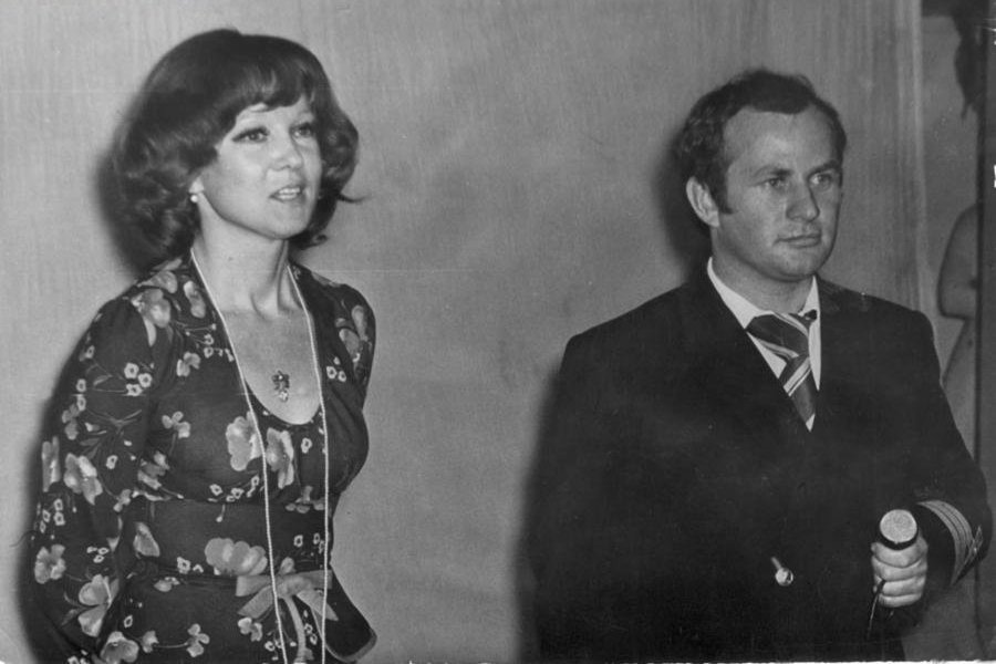 900x600, 79 Kb / гурченко, мужик в галстуке, микрофон, ч/б