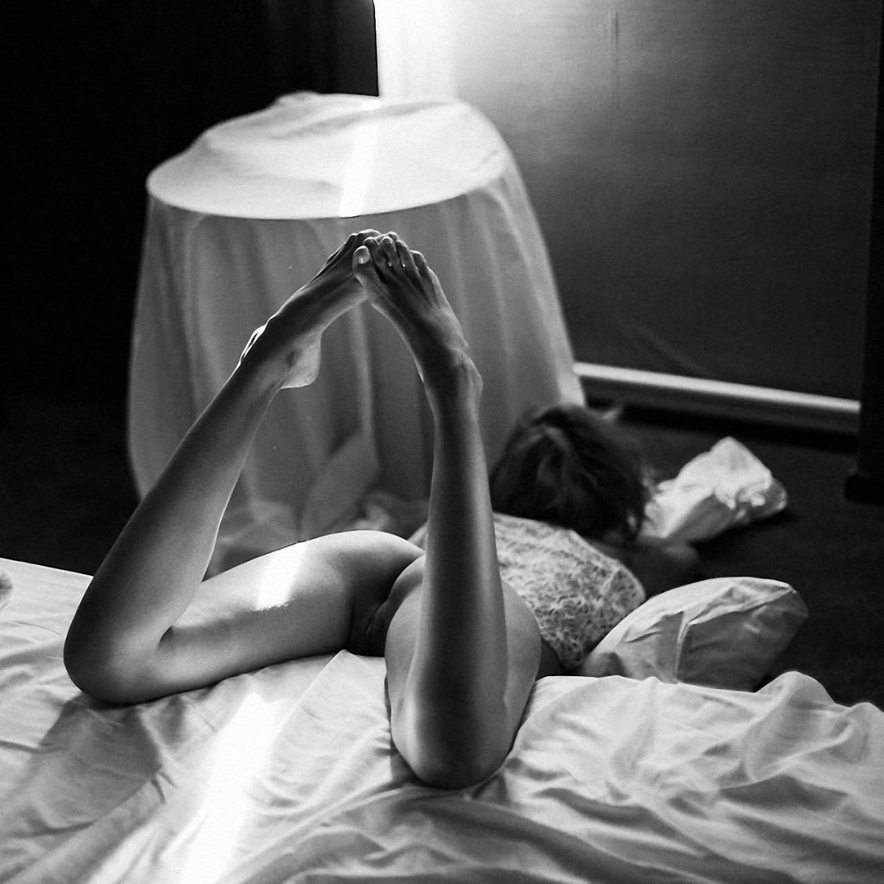 1280x1280, 183 Kb / ч/б, ноги, бритая, попа, лампа, тюль, без лица, подушка, кровать, постель