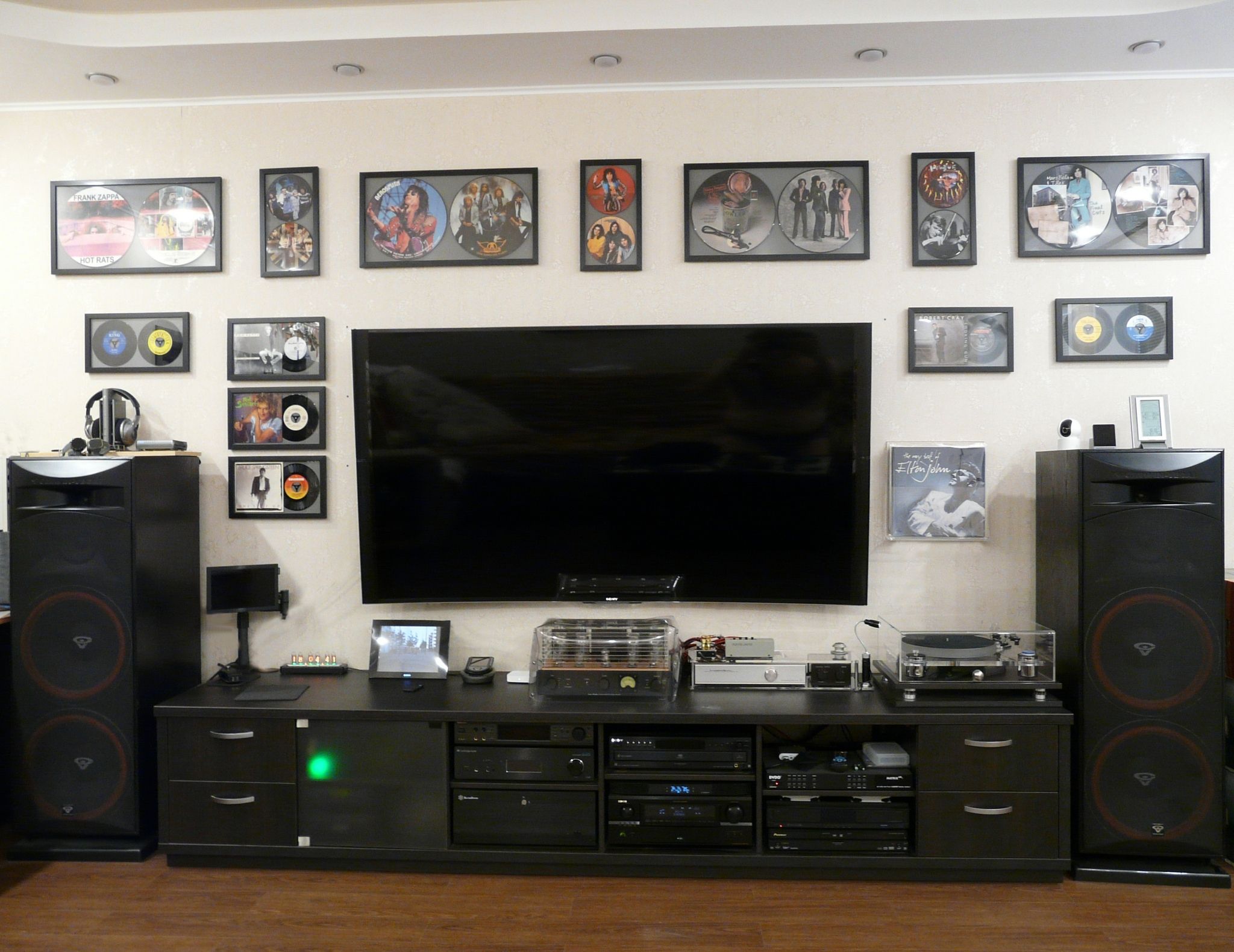 2048x1580, 324 Kb / телевизор, винил, пластинка, наушники, акустика, колонки, усилитель