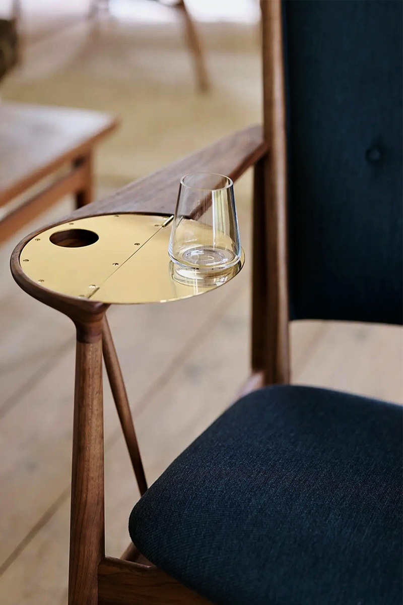 800x1200, 187 Kb / кресло, стакан, столик, отверстие, дырка