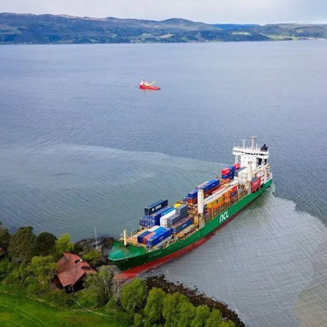 1080x1080, 147 Kb / Контейнеровоз, судно, мель, Норвегия