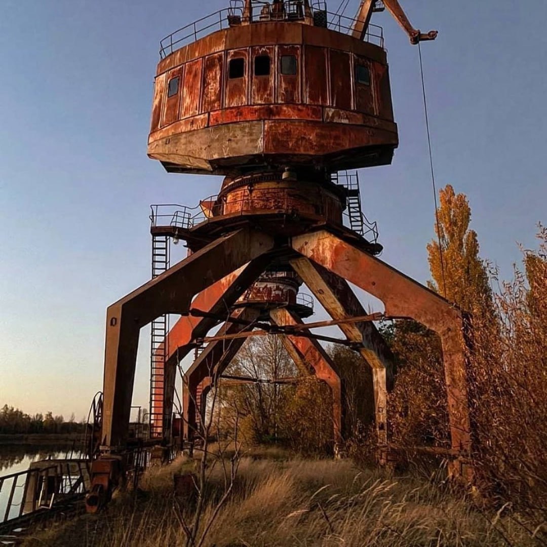 1080x1080, 202 Kb / Портовый кран, заброшка