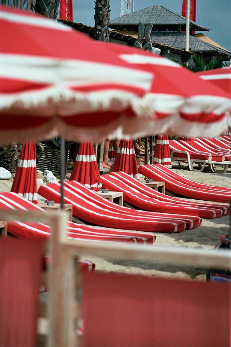 800x1200, 243 Kb / пляж, песок, шезлонг, зонт, матрас