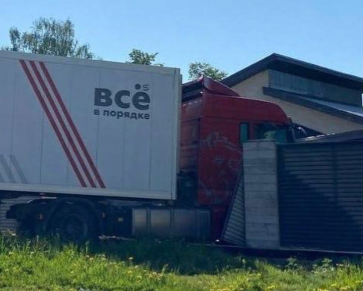 1170x938, 79 Kb / Фура, забор, все в порядке