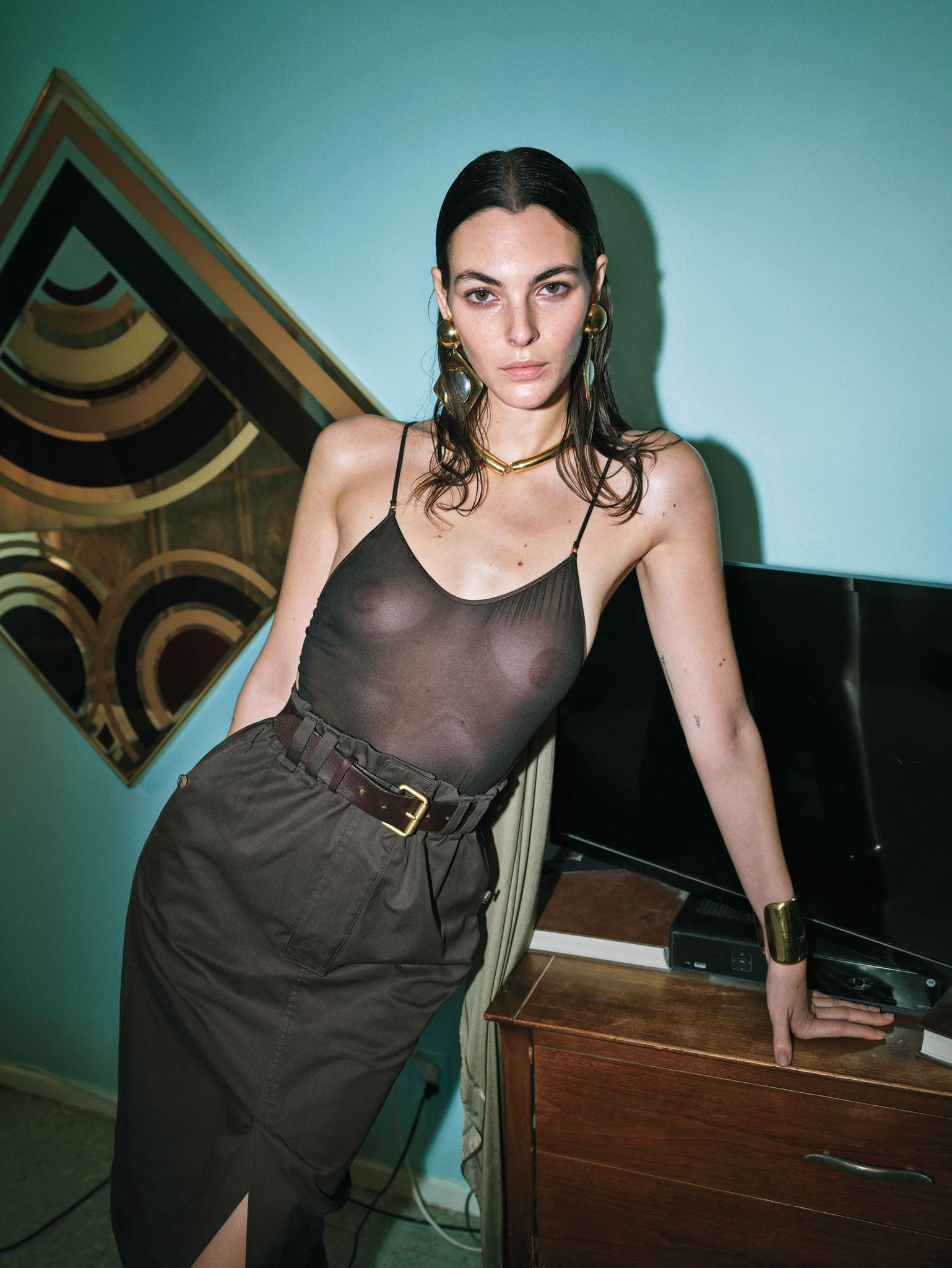 1538x2048, 559 Kb / vittoria ceretti, прозрачное, картина, юбка, браслет, телевизор, серьги