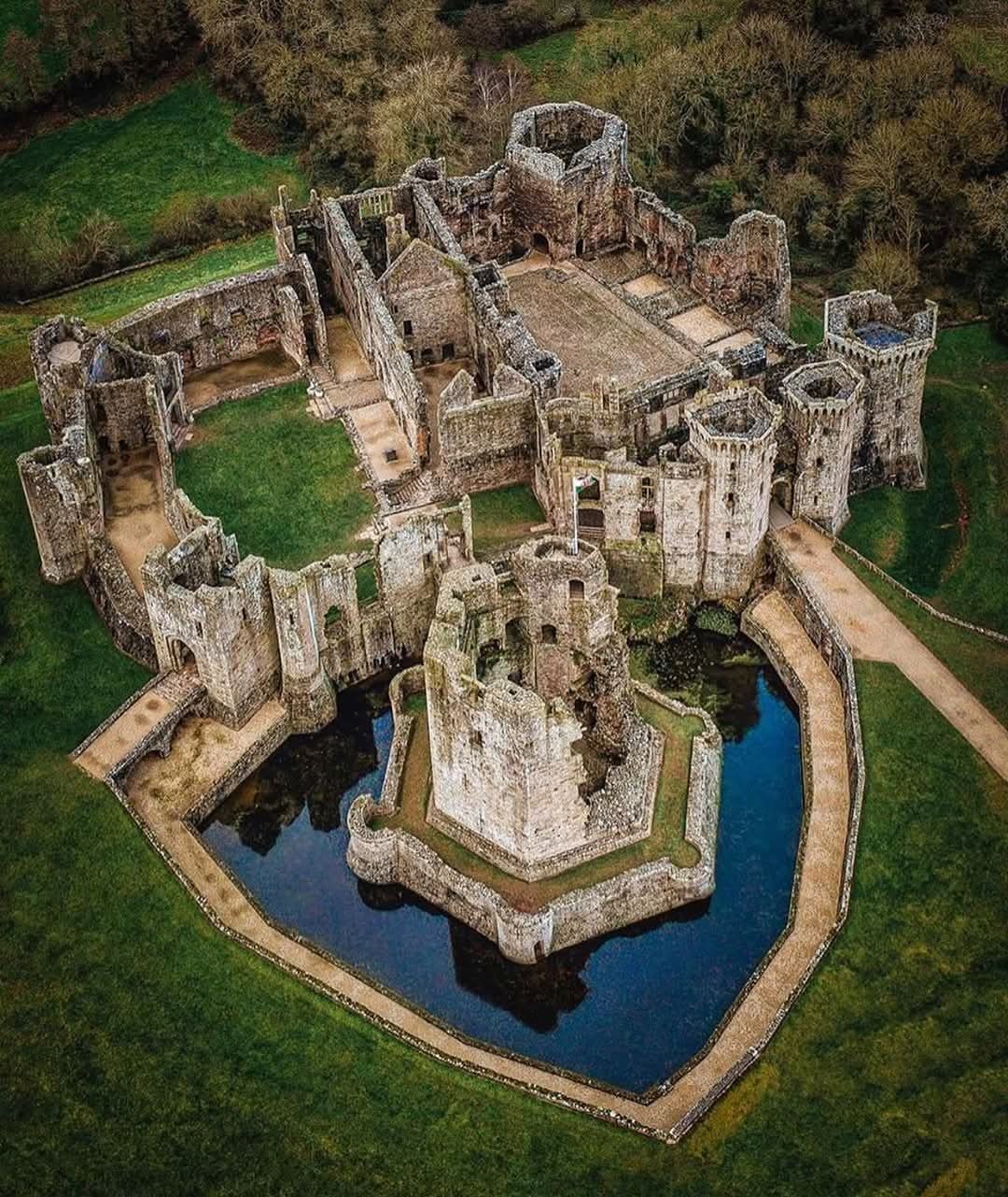 1080x1281, 313 Kb / Raglan Castle, замок, крепость, руины, Англия, Раглан