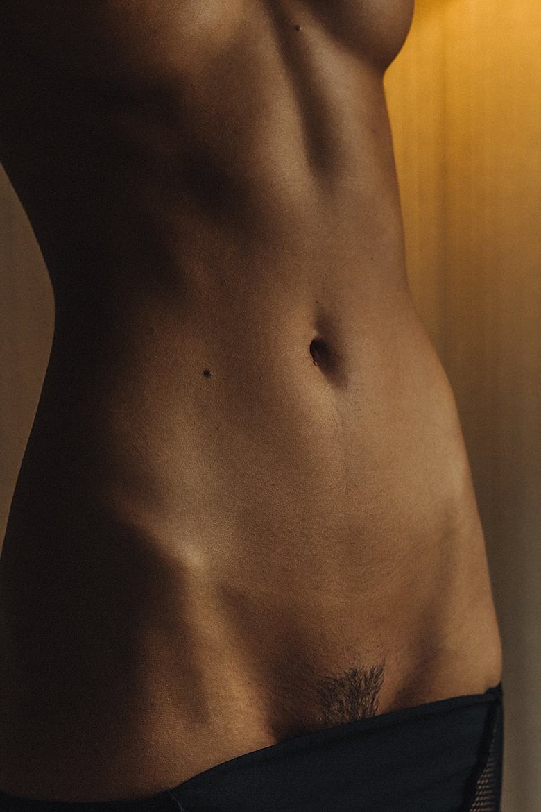 780x1170, 149 Kb / Cledia Fortin, без головы, лобок, треугольник, родинка