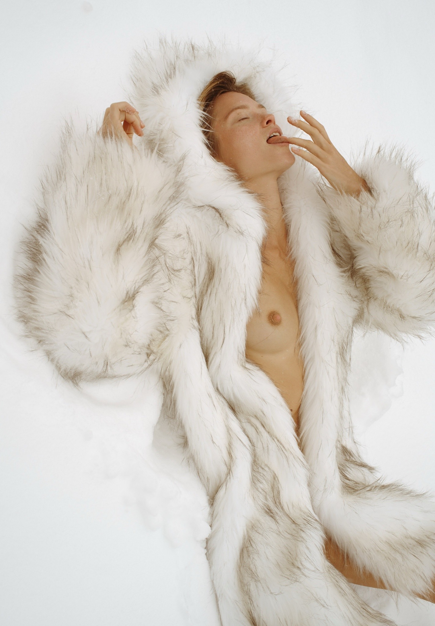 1425x2048, 478 Kb / Tanya Kozina, шуба, мех, снег