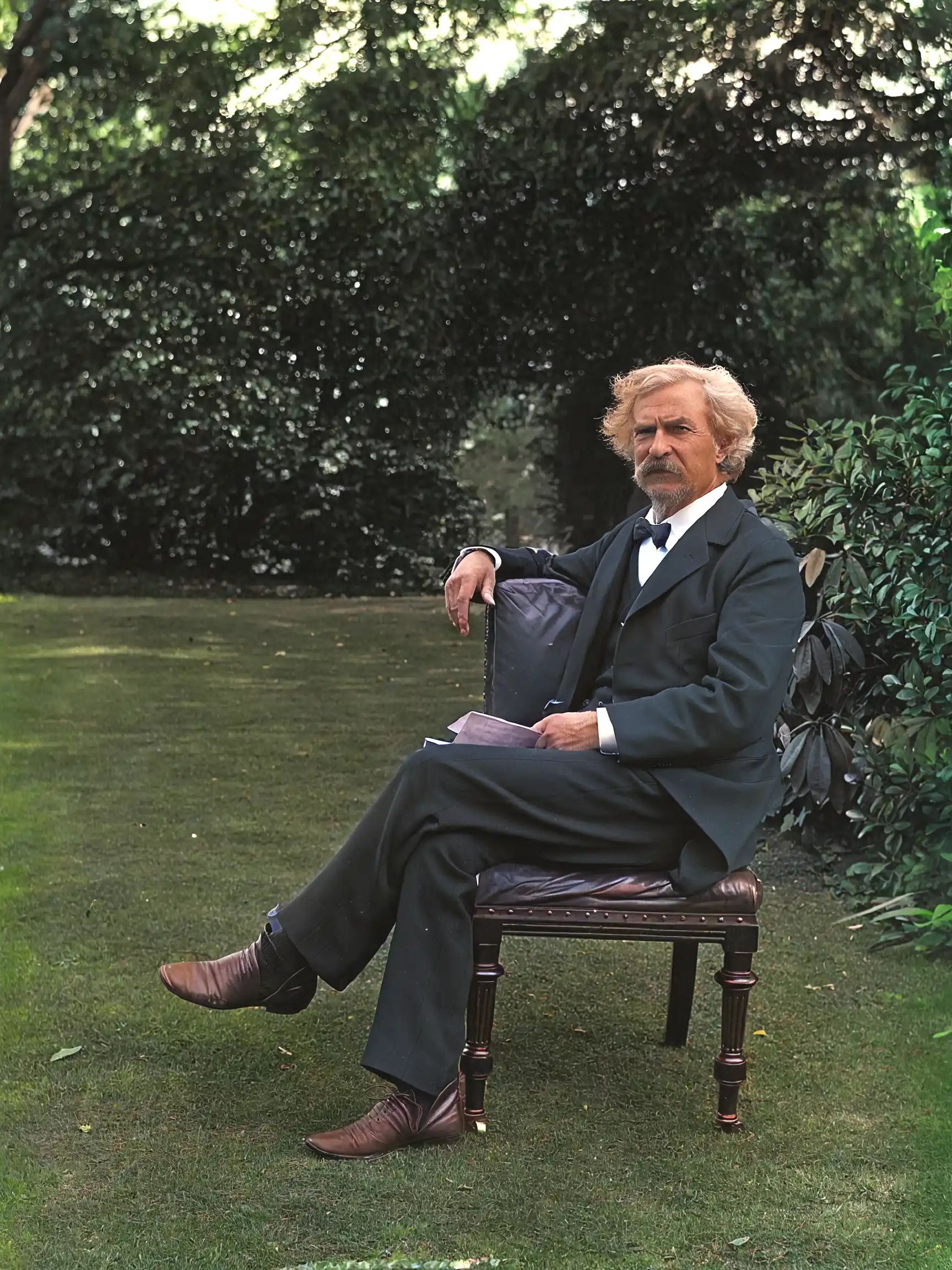 1728x2304, 593 Kb / Марк Твен, стул. кресло, усы, пиджак, бабочка