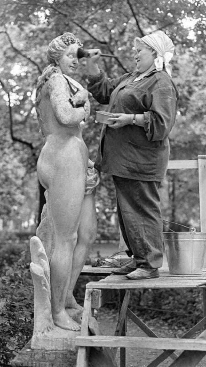 720x1280, 108 Kb / Статуя, скульптура, маляр, ч/б, ведро