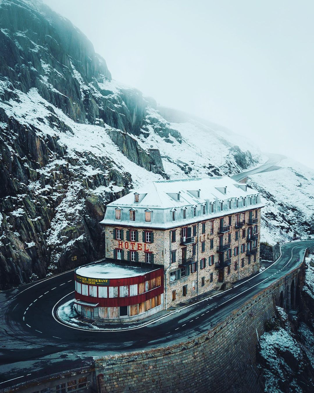 1080x1350, 343 Kb / дорога, отель, горы, Бельведер, Швейцария, gletscher belvedere, belvedere, заброшка