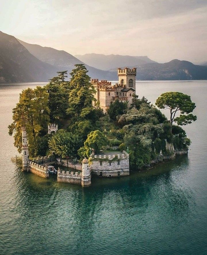 720x886, 156 Kb / Остров, замок, Италия, горы, озеро, лодка