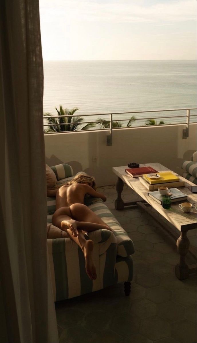 688x1200, 83 Kb / пальмы, балкон, диван, книга, голая, попа, без лица