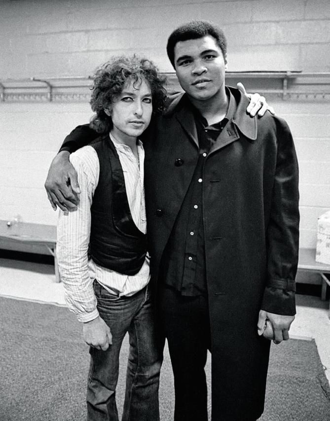 669x854, 83 Kb / Боб Дилан, Мохаммед Али, ч/б, джинсы, жилетка, плащ