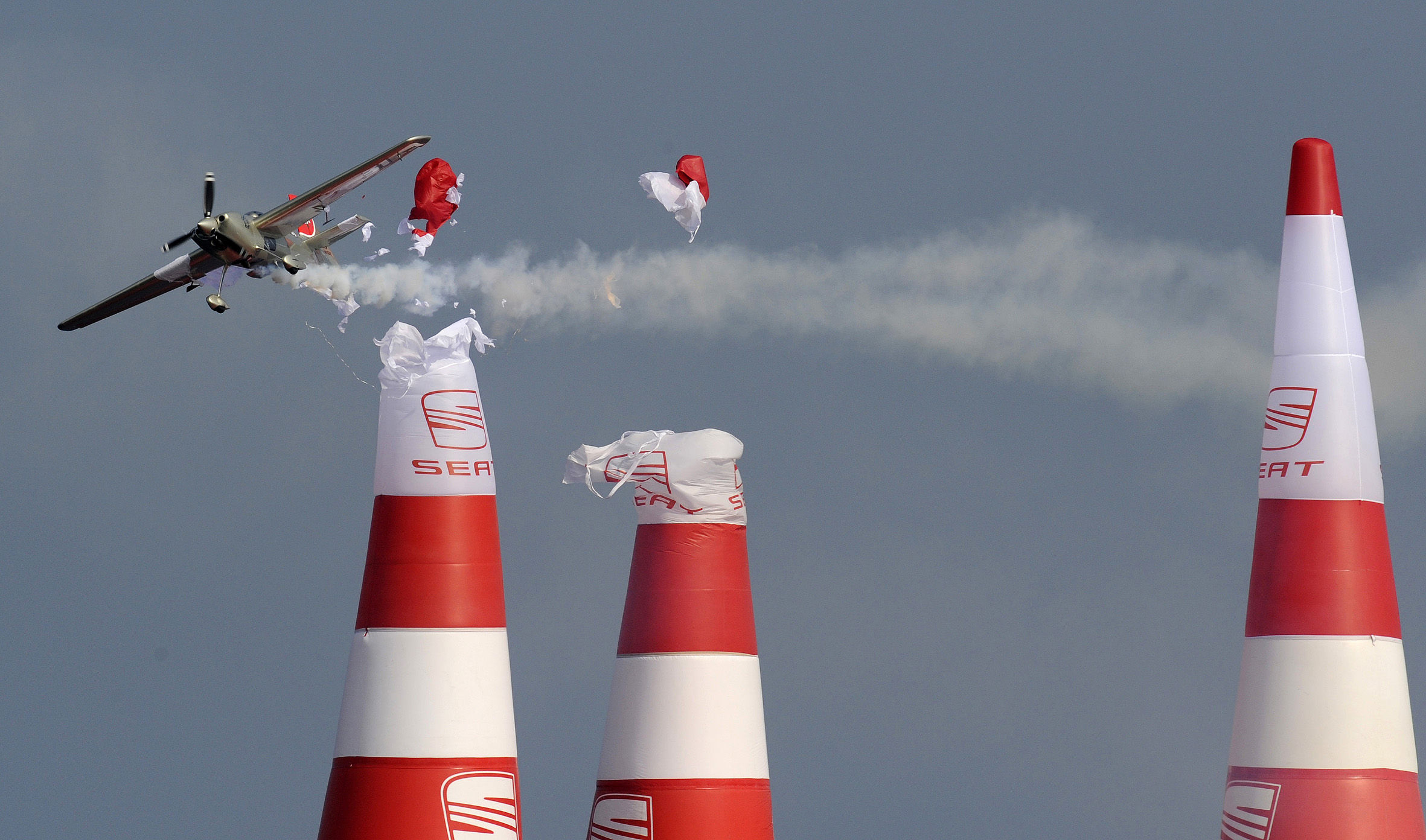 2362x1392, 397 Kb / самолёт, пилоны, шлейф, дым, Red Bull Air Race