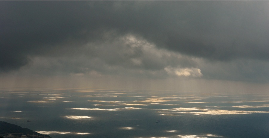 900x461, 78 Kb / облака,море,лучи