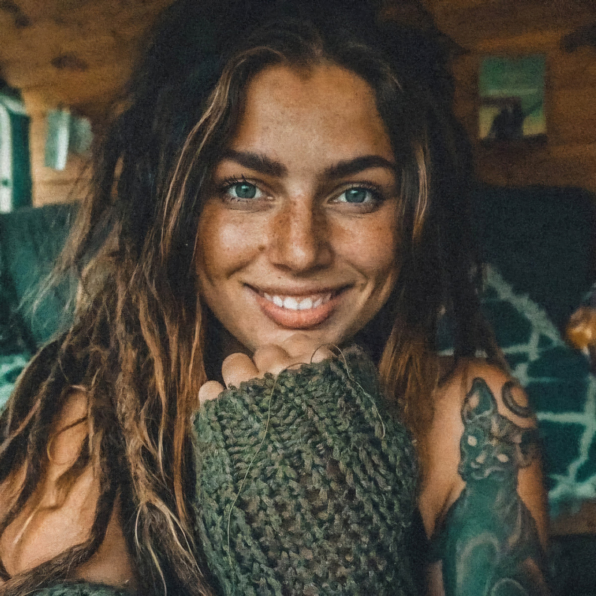 1200x1200, 517 Kb / тату, улыбка, веснушки