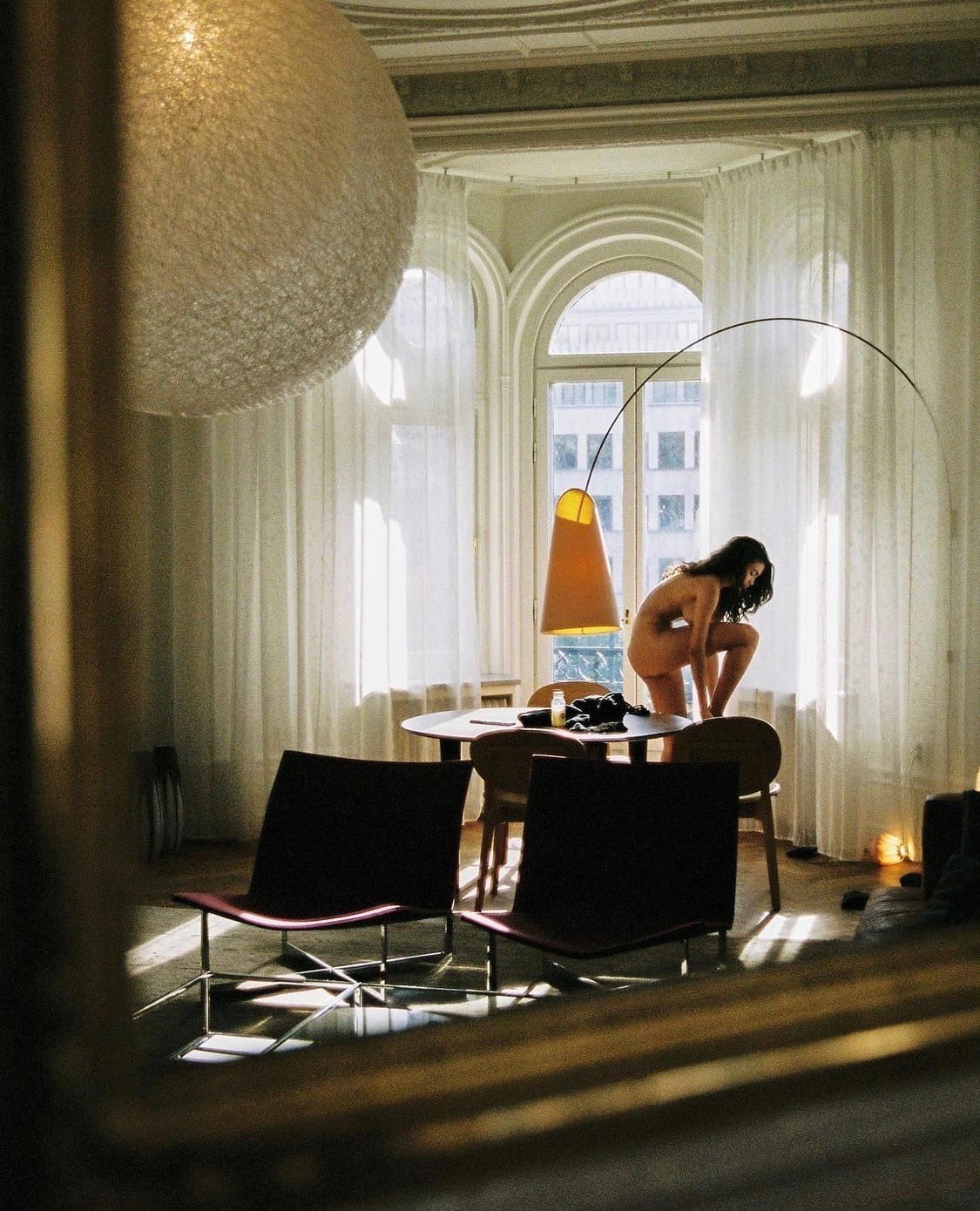 1125x1390, 330 Kb / Лампа, люстра, шар, абажур, ваза, каомната, голая, окно, переодевается, интерьер