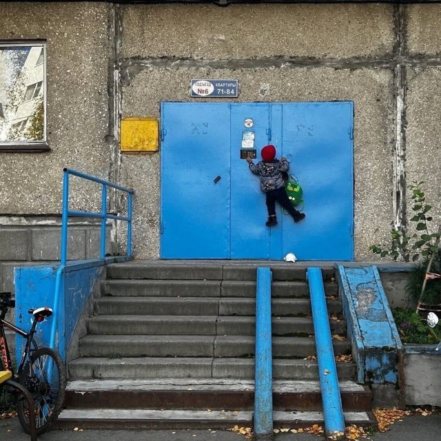 640x640, 131 Kb / Ребенок, домофон, подъезд, портфель, велосипед