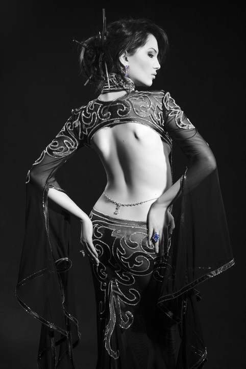 482x723, 61 Kb / азиатка, платье, кольцо, цепочка